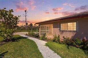 1046 Periwinkle Way in Sanibel, FL - Building Photo
