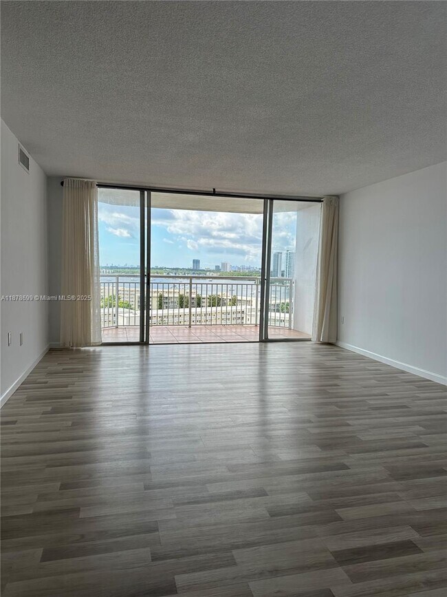 18041 Biscayne Blvd in Aventura, FL - Building Photo - Building Photo