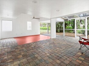 1320 Barbizon Ln in Naples, FL - Foto de edificio - Building Photo