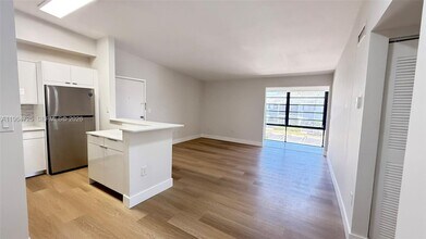 9705 Hammocks Blvd in Miami, FL - Building Photo - Building Photo