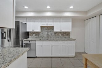 760 E Coco Plum Cir in Plantation, FL - Foto de edificio - Building Photo