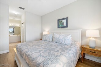 2290 Carrington Ct in Naples, FL - Foto de edificio - Building Photo