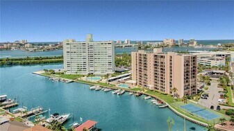51 Island Way in Clearwater, FL - Building Photo
