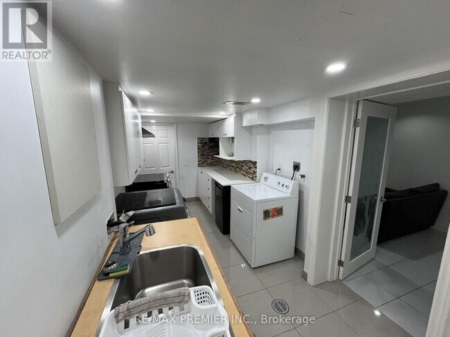126 Pioneer Ln in Vaughan, ON - Building Photo - Building Photo