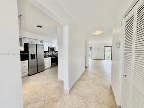 1415 SW 110th Way in Davie, FL - Foto de edificio - Building Photo