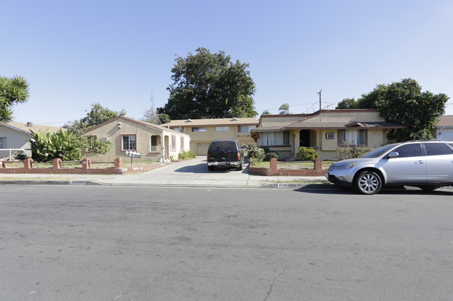 2015-2017 Hickory St in Santa Ana, CA - Foto de edificio - Building Photo