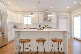 265 E St, Unit 1 in Boston, MA - Foto de edificio - Building Photo