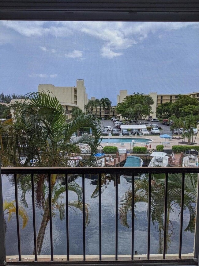 4 Royal Palm Way in Boca Raton, FL - Building Photo - Building Photo
