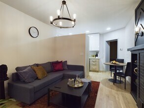 2437 W Walton St in Chicago, IL - Building Photo - Building Photo