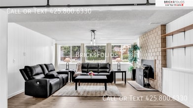 1129 207th Pl SE in Bothell, WA - Foto de edificio - Building Photo