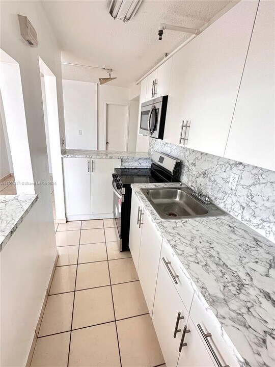 1255 Collins Ave in Miami Beach, FL - Building Photo