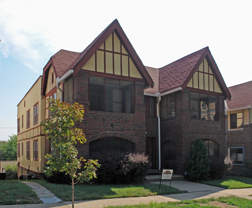 5009-5011 Wyandotte St in Kansas City, MO - Building Photo