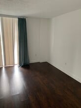 2457 Collins Ave, Unit #1401 in Miami Beach, FL - Building Photo - Building Photo