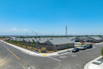 Brenwtood Crossing in Bakersfield, CA - Building Photo - Building Photo