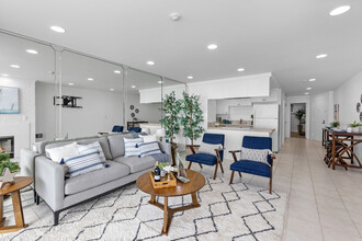 615 Esplanade, Unit 105 in Redondo Beach, CA - Building Photo - Building Photo