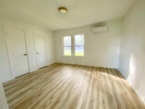 114 Hollaway St, Unit B in La Grange, TX - Building Photo - Building Photo