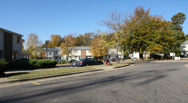 Crestview Apartments in Durham, NC - Foto de edificio - Building Photo