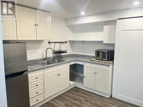 60 Shanty Bay Rd in Barrie, ON - Building Photo - Building Photo