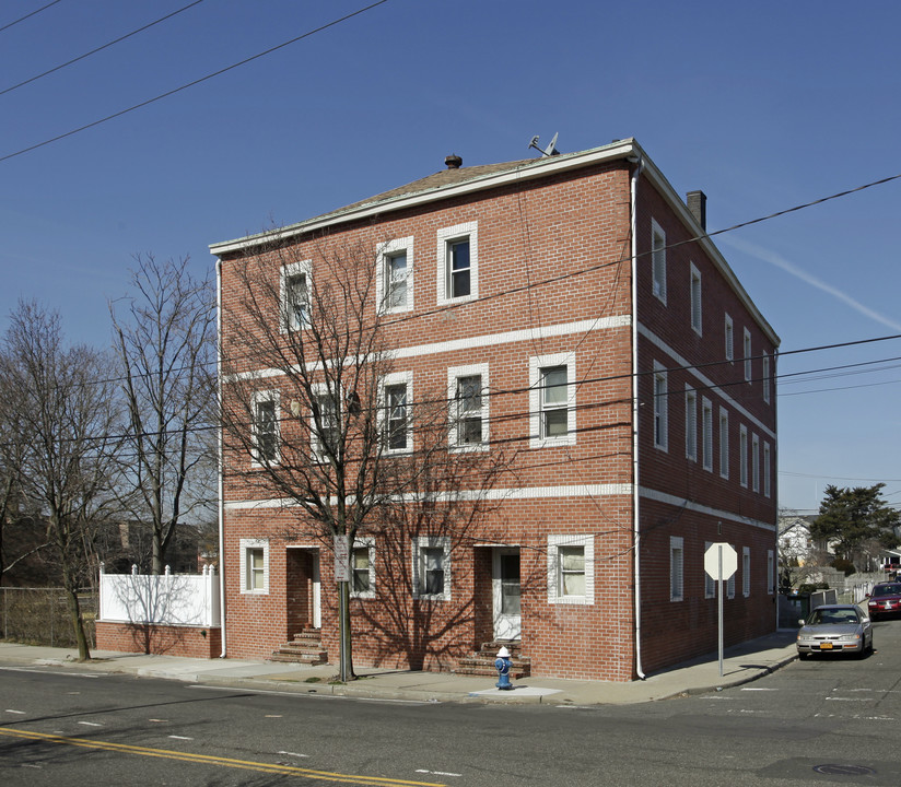 77 Lord Ave in Inwood, NY - Building Photo