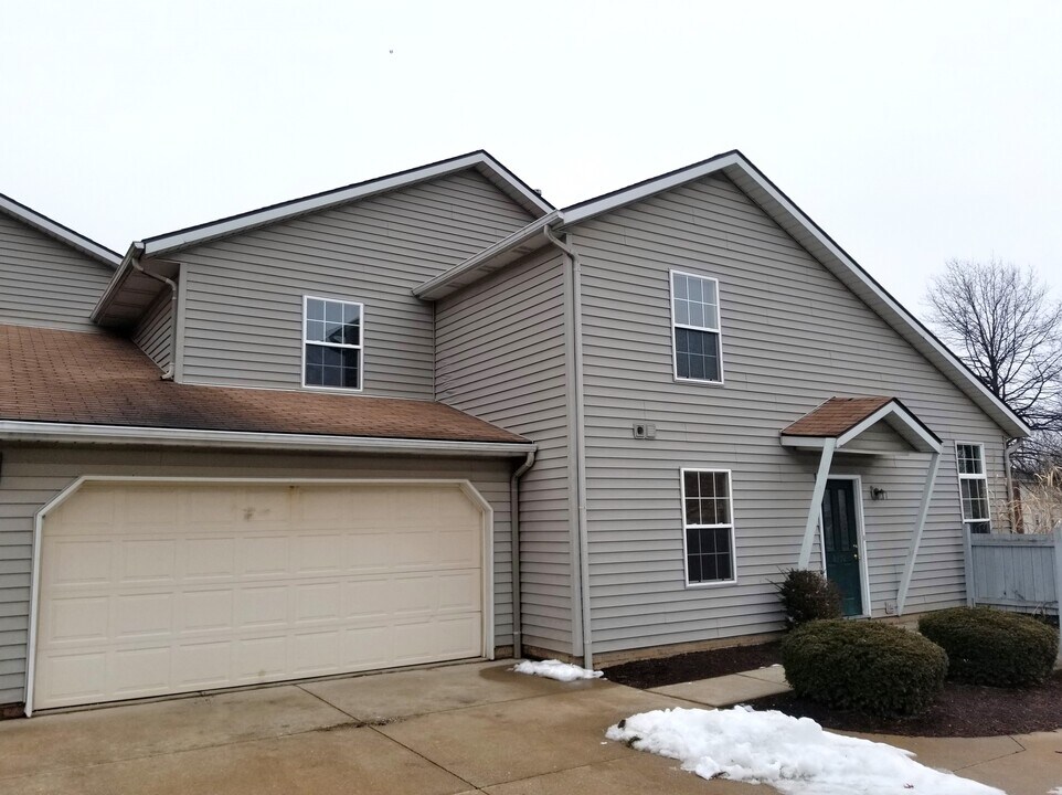 8292 Traphagen St NW in Massillon, OH - Building Photo