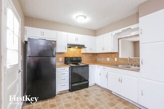 1104 Kearney Rd in Excelsior Springs, MO - Foto de edificio - Building Photo