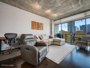 321 S Sangamon St in Chicago, IL - Building Photo - Building Photo