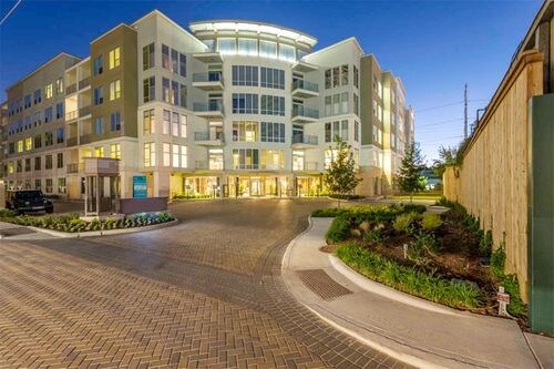 70 E Briar Hollow Ln in Houston, TX - Building Photo - Building Photo