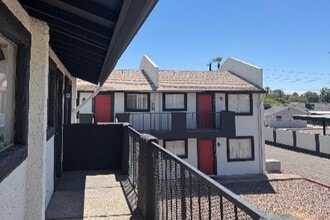 Casita Robles Apartments in Phoenix, AZ - Building Photo - Building Photo