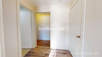 2412 Western Ave in Newburgh, ME - Foto de edificio - Building Photo