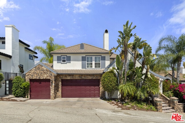 21615 Medina Estates Dr in Los Angeles, CA - Foto de edificio - Building Photo