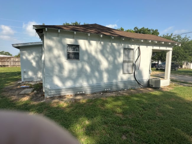 511 St John St in Gonzales, TX - Building Photo - Building Photo