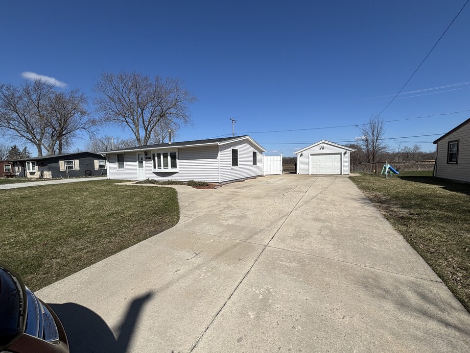 9332 Riverview Ln in Caledonia, WI - Building Photo