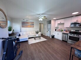 703 1/2 W 30th St, Unit 703 1/2 in Los Angeles, CA - Building Photo
