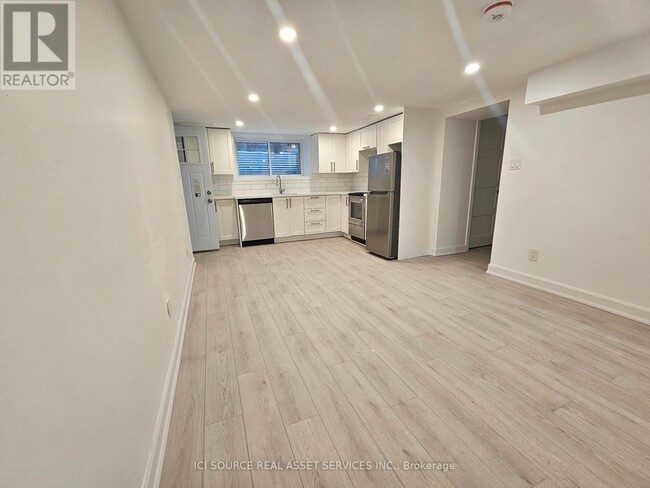 39-39 Krug St in Kitchener, ON - Building Photo - Building Photo