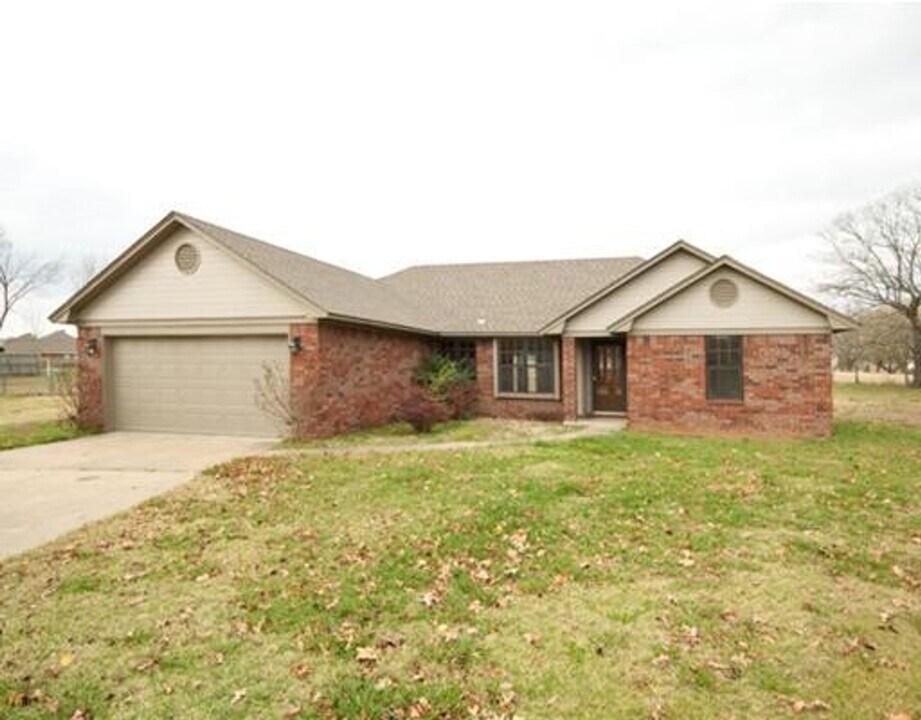 1806 Oakview Dr in Lavaca, AR - Building Photo