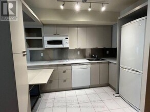 111 Elizabeth St in Toronto, ON - Building Photo - Building Photo