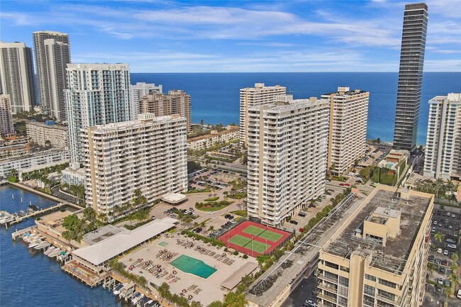 1985 S Ocean Dr in Hallandale Beach, FL - Building Photo - Building Photo