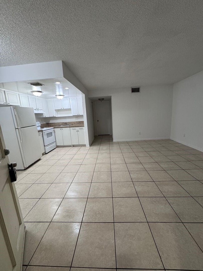 6001 NW 7th St in Margate, FL - Building Photo - Building Photo