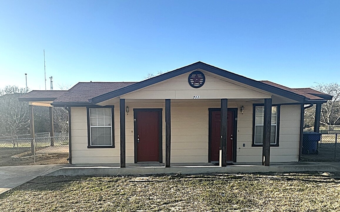 711 Hackberry St in Copperas Cove, TX - Foto de edificio