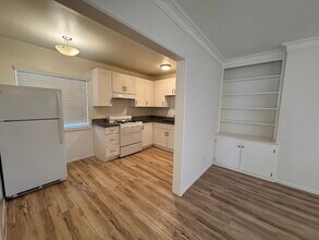 12000 Moorpark St in Los Angeles, CA - Foto de edificio - Building Photo