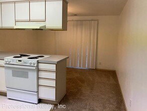1102 Military Ave in Roseburg, OR - Building Photo - Building Photo