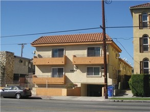 5657 Laurel Canyon Blvd in Valley Village, CA - Building Photo - Building Photo