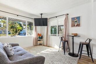 463 85th Ave in St Pete Beach, FL - Foto de edificio - Building Photo