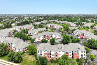 The Village on Spring Mill in Carmel, IN - Foto de edificio - Building Photo