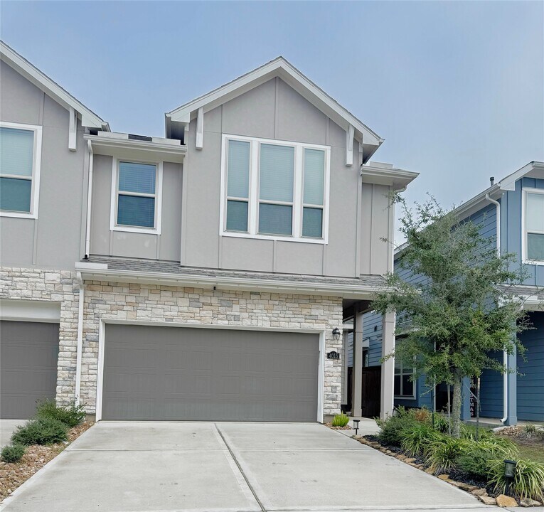 4015 Champlain Wy in Rosharon, TX - Building Photo