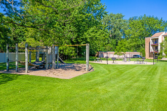 Silver Oaks Court Apartments in New Brighton, MN - Foto de edificio - Building Photo