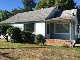 825 SE 141st Ave in Portland, OR - Building Photo