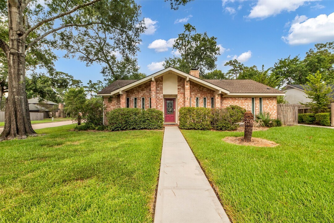 3250 Three Pines Dr in Humble, TX - Foto de edificio