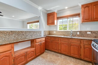 2363 Fleetwood St in San Diego, CA - Foto de edificio - Building Photo