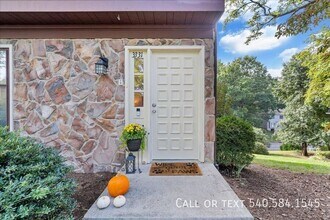 3331 Stonehenge Square in Cave Spring, VA - Building Photo - Building Photo